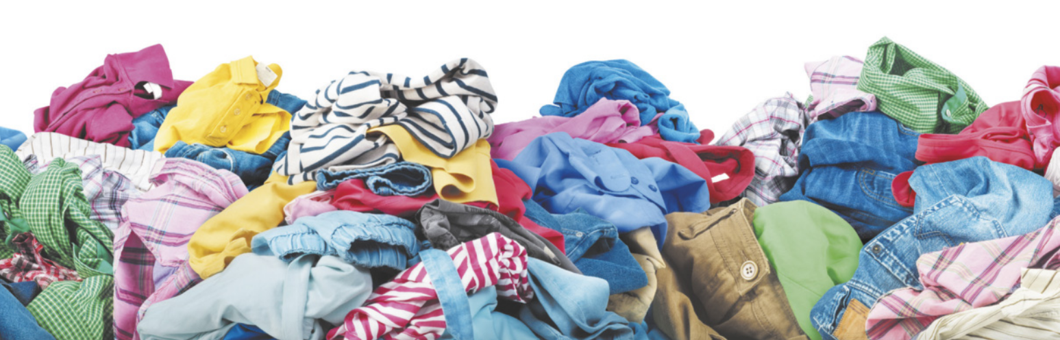 Fotografia de pilhas de roupas coloridas.