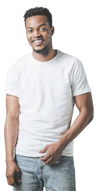 Fotografia de um homem usando calça jeans e camiseta branca.