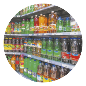 Fotografia de prateleiras repletas de refrigerantes em um supermercado.