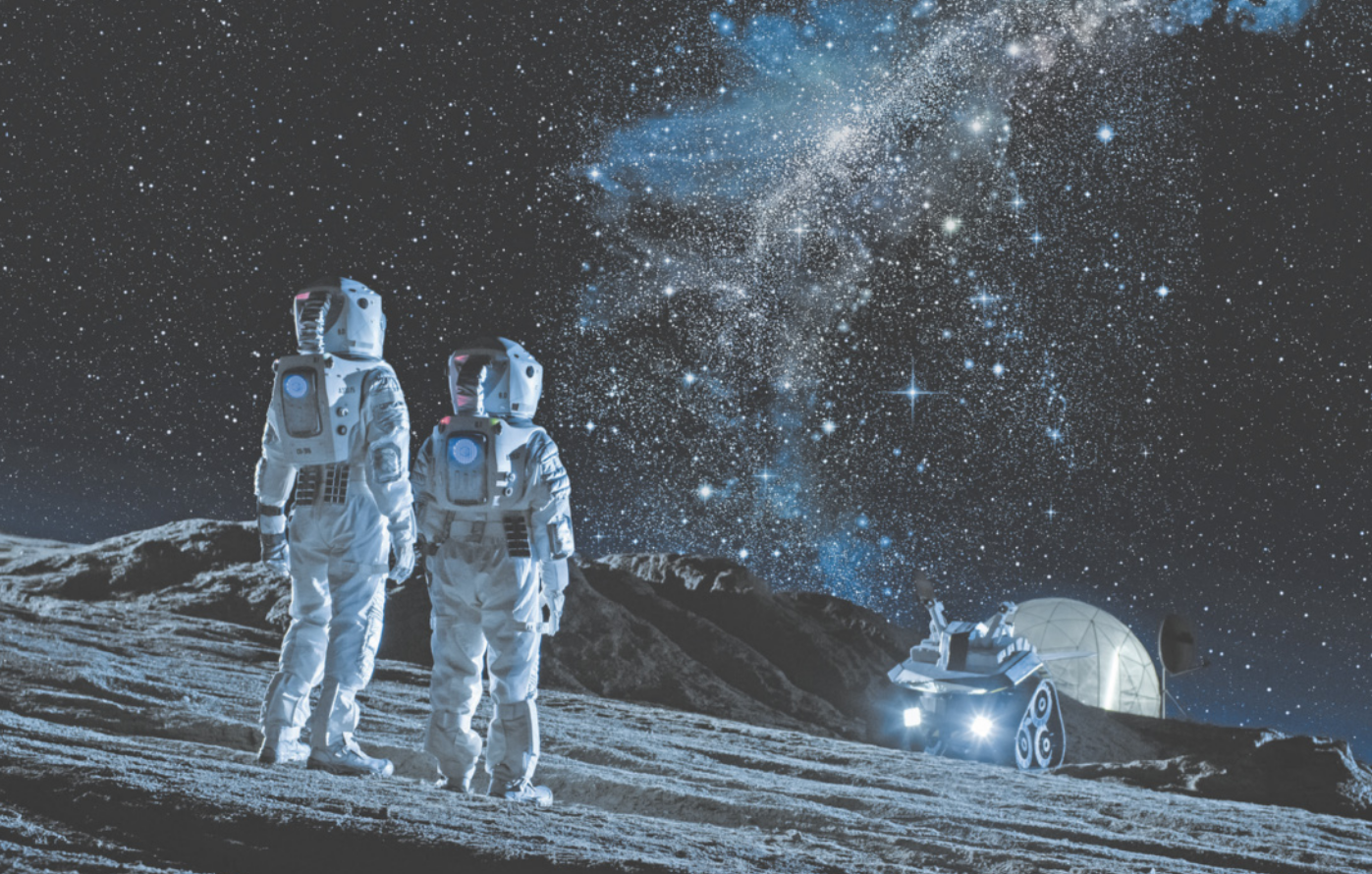 Imagem representando duas pessoas usando roupas e equipamentos de astronautas. Eles estão em pé sobre uma superfície rochosa, com alguns pequenos morros. Ao fundo, há um veículo similar a um tanque de guerra, e uma construção com teto circular. O céu noturno está estrelado.
