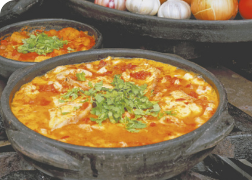 Fotografia de uma travessa de moqueca capixaba.