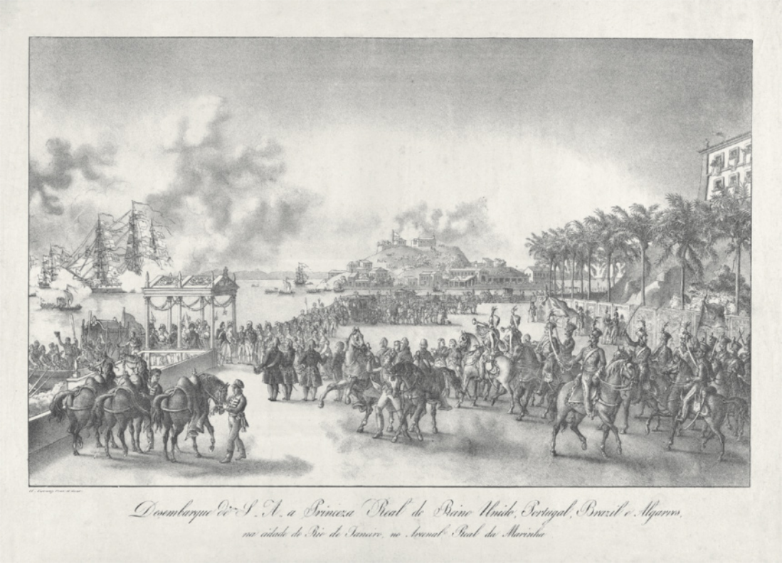 Gravura em preto e branco que retrata uma cerimônia de desembarque em uma área portuária movimentada, com navios ao fundo soltando fumaça proveniente de tiros de saudação. No cais, há uma estrutura coberta onde figuras importantes desembarcam, cercadas por guardas e espectadores. Uma grande comitiva militar, montada a cavalo, avança em direção à cidade.