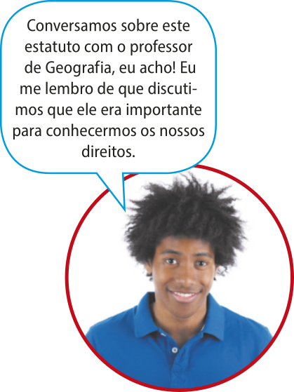 Fotografia de um jovem negro acompanhado de um balão de fala com o seguinte texto: 'Conversamos sobre este estatuto com o professor de Geografia, eu acho! Eu me lembro de que discutimos que ele era importante para conhecermos os nossos direitos'.