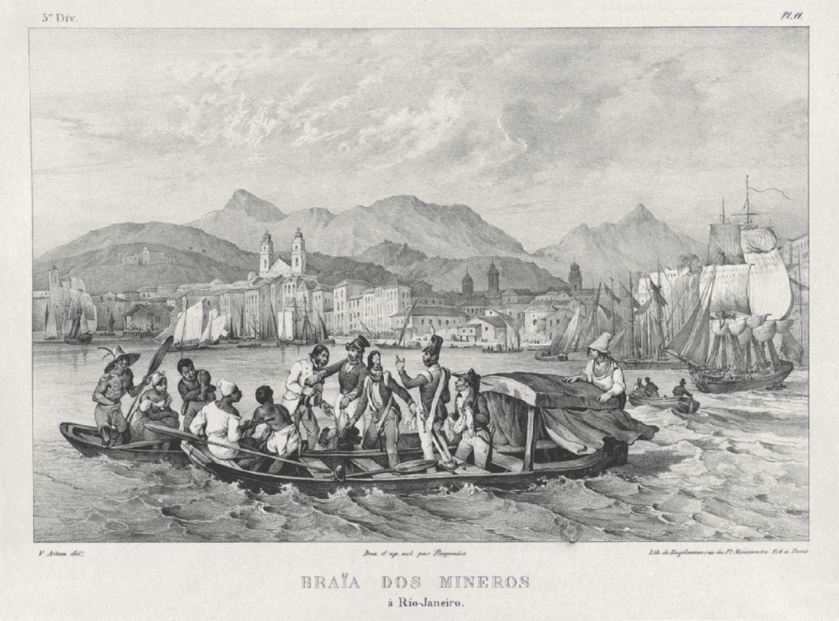 Ilustração em preto e branco que destaca pequenos barcos cheios de pessoas, em sua maioria homens negros remando e transportando passageiros brancos. Ao fundo, observa-se uma cidade com construções coloniais, torres de igrejas e uma cadeia de montanhas. Próximo às margens, há diversos navios de grande porte ancorados ou em navegação.