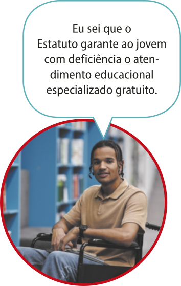 Fotografia de um jovem negro com tranças no cabelo, sentado em uma cadeira de rodas, acompanhado de um balão de fala com o seguinte texto: 'Eu sei que o Estatuto garante ao jovem com deficiência o atendimento educacional especializado gratuito'.