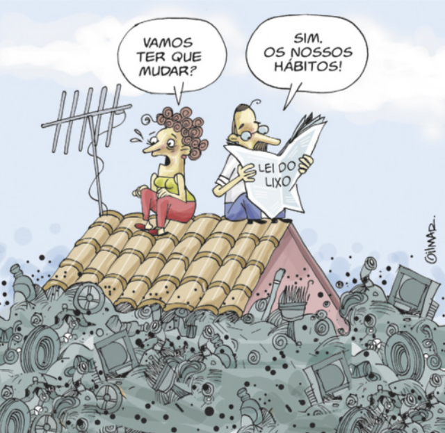 Charge: Um casal está sentado no telhado de uma casa parcialmente submersa por uma enorme quantidade de lixo, como garrafas plásticas, pneus e eletrodomésticos descartados. A mulher, com expressão preocupada, pergunta: 'Vamos ter que mudar?'. O homem, que está lendo um jornal com o título 'Lei do Lixo', responde: 'Sim, os nossos hábitos!'.