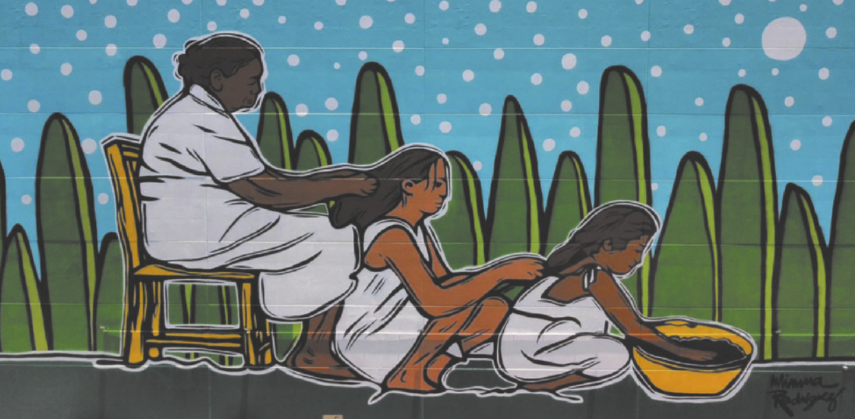 Pintura que representa uma senhora, uma mulher e uma menina negras. Elas estão sentadas em fila: a menina está à frente, sentada no chão, manuseando uma massa em uma bacia; a mulher está de cócoras, agachada atrás dela e faz uma trança em seus cabelos; e, por fim, a senhora idosa está sentada em uma cadeira, trançando os cabelos da mulher à sua frente.