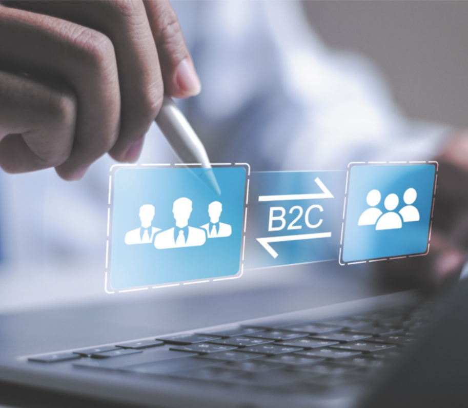 Imagem de uma pessoa usando uma caneta em uma tela digital, conectando três imagens: à direita, um grupo de executivos; ao centro, a sigla 'B2C'; e à esquerda, a imagem de um grupo de pessoas.