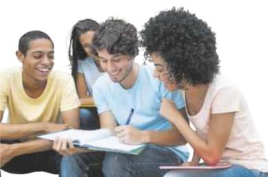 Fotografia de um grupo de jovens reunidos, estudando. Eles estão sentados, conversando, enquanto um deles faz anotações em um caderno.