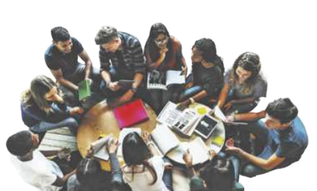 Fotografia de um grupo de jovens, homens e mulheres, sentados ao redor de uma mesa redonda. Eles manuseiam livros e cadernos, conversando entre si.
