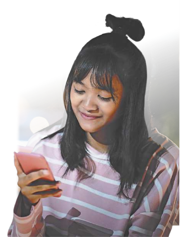 Fotografia de uma jovem de cabelos longos, lisos e escuros olhando atentamente para a tela do celular em suas mãos.