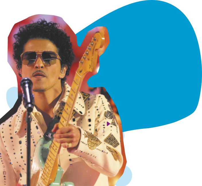 Fotografia de Bruno Mars. Ele é um homem negro, de bigode, cabelos curtos, pretos e encaracolados e está usando óculos escuros e tocando guitarra.