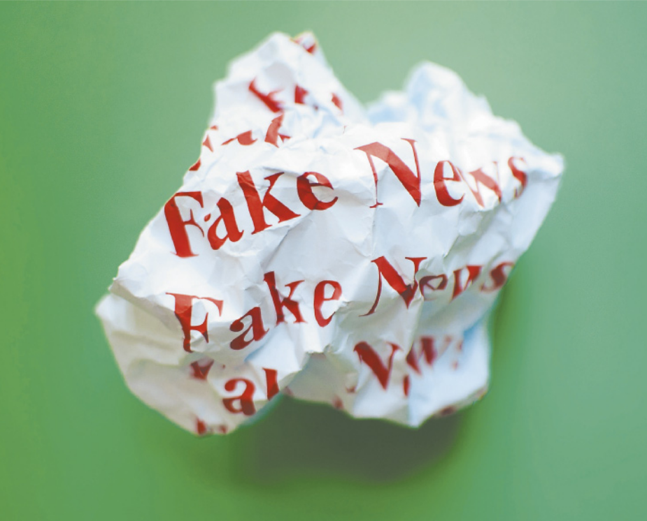 Imagem de um pedaço de papel amassado, escrito 'Fake news'.