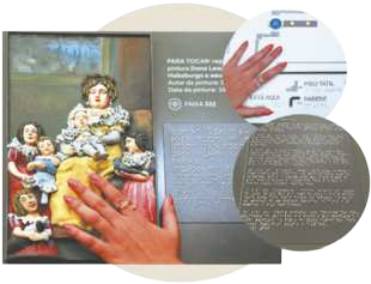 Imagem de uma pessoa tateando um livro aberto com ilustração e texto. Uma imagem aproximada mostra um texto escrito em Braille.