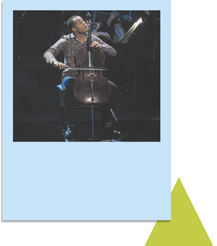 Fotografia de Sheku Kanneh-Mason. Ele é um homem negro, de cabelos curtos e escuros e está sentado tocando um violoncelo.