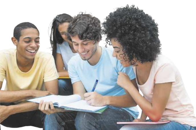 Fotografia de um grupo de jovens reunidos, estudando. Eles estão sentados, conversando, enquanto um deles faz anotações em um caderno.