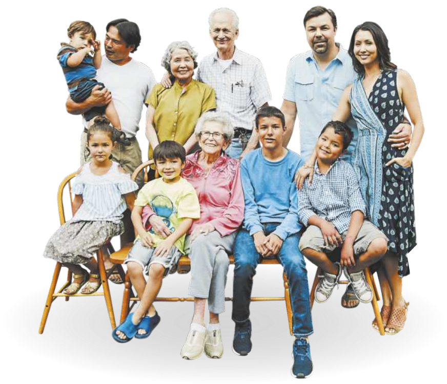 Fotografia de uma família reunida posando para uma foto. À frente, estão quatro crianças sentadas, uma menina e três meninos, ao lado de uma senhora. Ao fundo, em pé, há uma mulher e um homem idosos, um casal jovem formado por um homem e uma mulher e um homem segurando uma criança no colo.