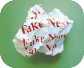 Imagem de um pedaço de papel amassado, escrito 'Fake news'.