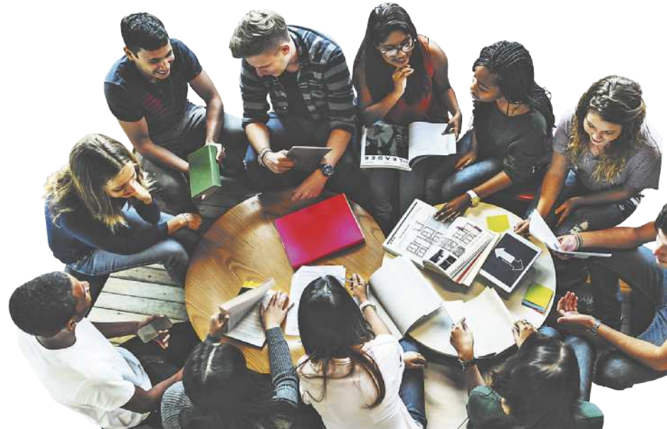 Fotografia de um grupo de jovens, homens e mulheres, sentados ao redor de uma mesa redonda. Eles manuseiam livros e cadernos, conversando entre si.