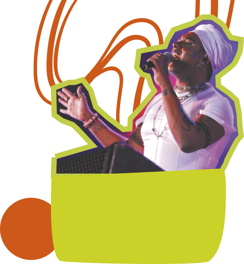 Fotografia de Liniker. Ela é uma mulher negra, usa turbante na cabeça, camiseta branca e colares de contas e está cantando em um microfone.
