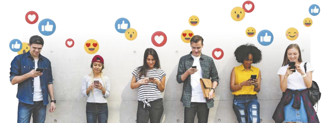 Fotografia de seis jovens, homens e mulheres, um ao lado do outro, em pé e usando seus aparelhos celulares, apoiados em uma parede branca. Ao redor deles, há diversos emojis com corações, rostos com diversas expressões e com sinal positivo com as mãos.