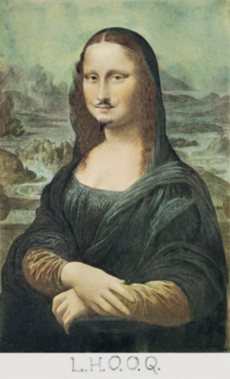 Imagem com a pintura da Mona Lisa, de Leonardo da Vinci, modificada com a adição de um pequeno bigode e cavanhaque desenhados no rosto da figura. Abaixo da imagem, estão as letras 'L.H.O.O.Q.'. A pintura retrata uma mulher sentada, com as mãos cruzadas sobre o colo. Ela exibe um sorriso sutil e um olhar sereno. Seu cabelo é cacheado e longo, e ela usa um vestido simples com um véu transparente sobre a cabeça.
