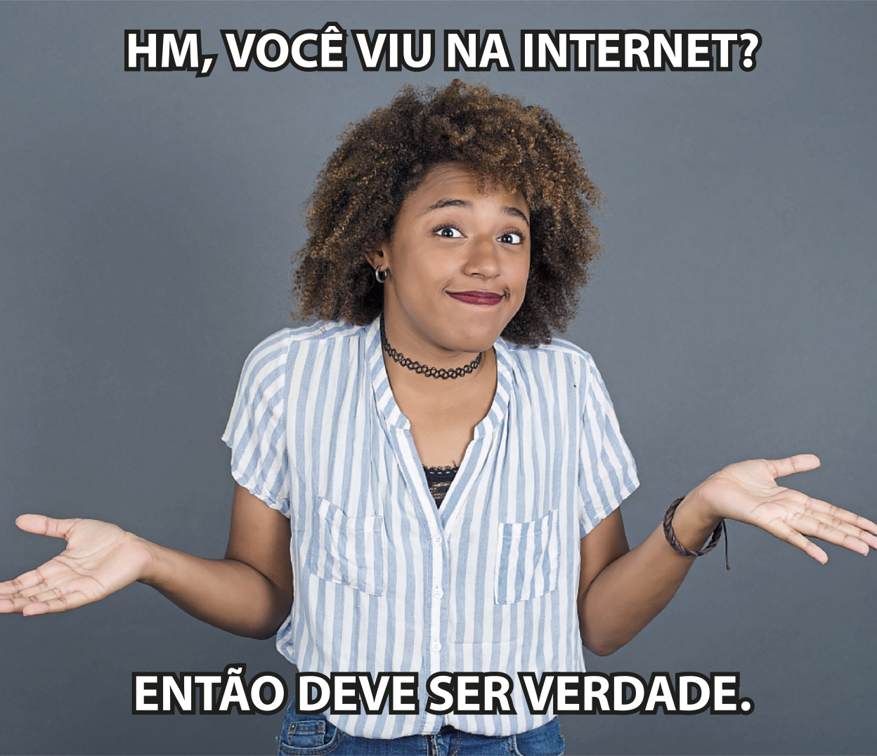 Imagem de um meme com uma mulher de cabelos cacheados e volumosos, exibindo uma expressão de ironia e desdém, enquanto levanta os ombros e abre os braços com as palmas das mãos voltadas para cima. A imagem é acompanhada pela frase: 'Hm, você viu na internet? Então deve ser verdade'.