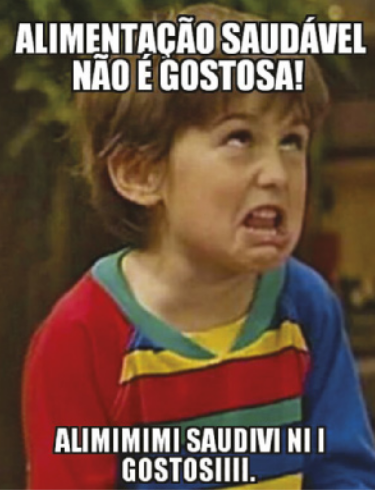 Imagem de um meme que mostra uma criança fazendo uma expressão exagerada de desgosto, com o rosto contorcido e os olhos revirados. Acima da imagem, há a frase 'Alimentação saudável não é gostosa!', e abaixo, uma fala distorcida simulando choro: 'Alimimimi saudivi ni i gostosiiii.'