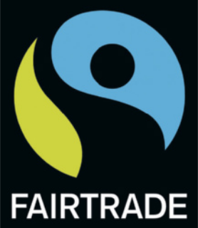 Imagem de um selo com uma forma circular composta por duas figuras curvas opostas, uma em cada lado, formando um design estilizado que lembra uma figura humana com um braço levantado. Abaixo do símbolo está a palavra 'Fairtrade' escrita em letras maiúsculas.