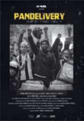 Capa de um curta-metragem com a fotografia de entregadores com as mochilas baú apoiadas no chão e os punhos cerrados erguidos para o alto, em sinal de protesto.