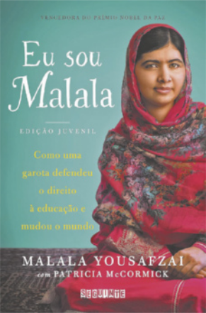 Capa do livro 'Eu sou Malala: como uma garota defendeu o direito à educação e mudou o mundo'. Também se destaca uma foto de Malala. Ela possui cabelos escuros e usa um lenço comprido sobre a cabeça, enrolado na altura dos ombros.