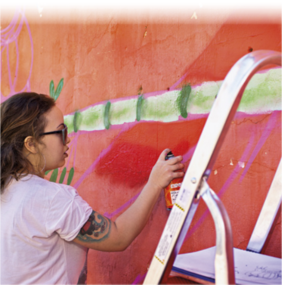 Foto de menina produzindo um grafite.