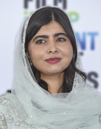 Foto de Malala Yousafzai. Ela possui cabelos escuros e usa um lenço comprido sobre a cabeça, enrolado na altura dos ombros.