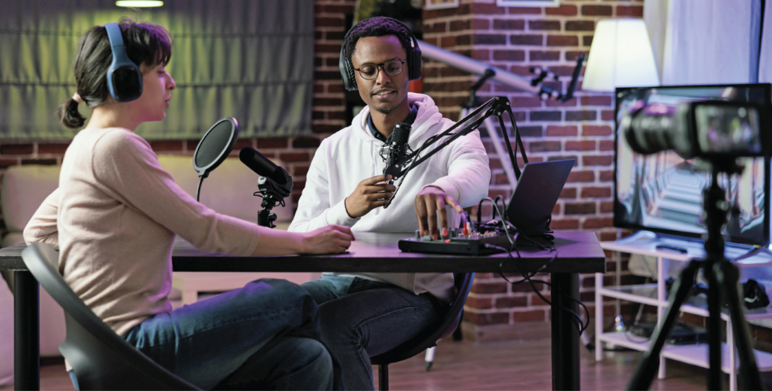 Foto de pessoas gravando um podcast.