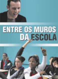 Cartaz do filme 'Entre os muros da escola' com imagem de um professor, da sala de aula e de duas alunas com a mão levantada.