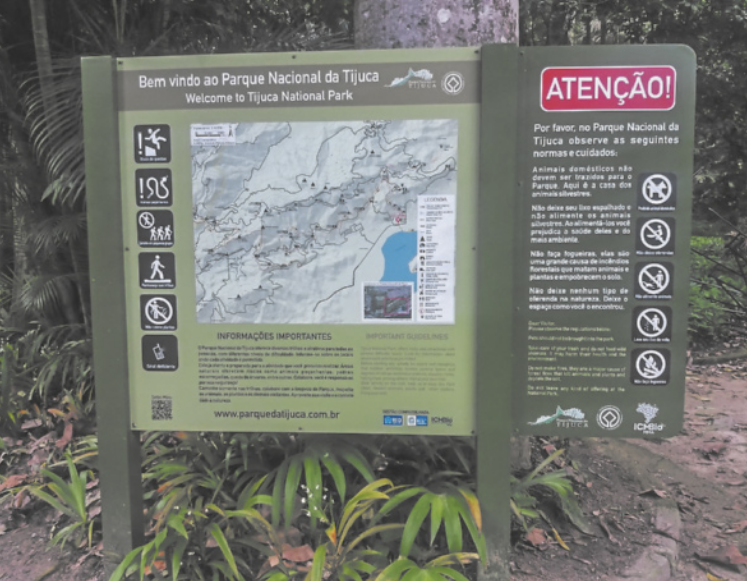 Foto de placa com o mapa de um parque e a inscrição 'Bem-vindo ao Parque Nacional da Tijuca'.