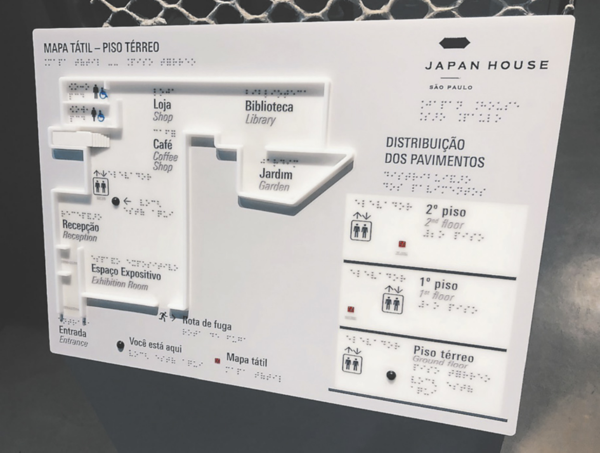 Mapa da Japan House com inscrições em braile.