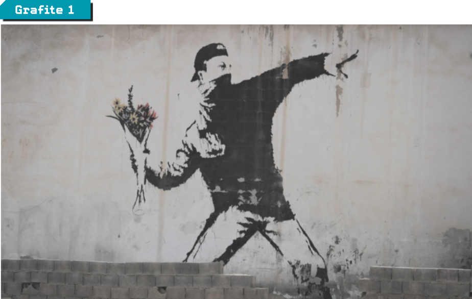 Grafite um. Apresenta-se um homem que usa um lenço para cobrir parte do rosto. Ele está atirando um buquê de flores.