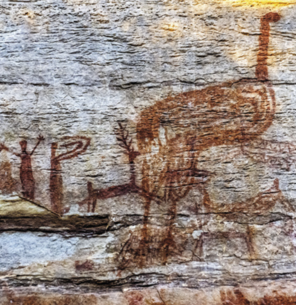Pinturas rupestres que apresentam formas animais e humanas.