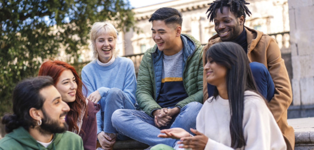 Foto de jovens reunidos. Eles estão conversando.