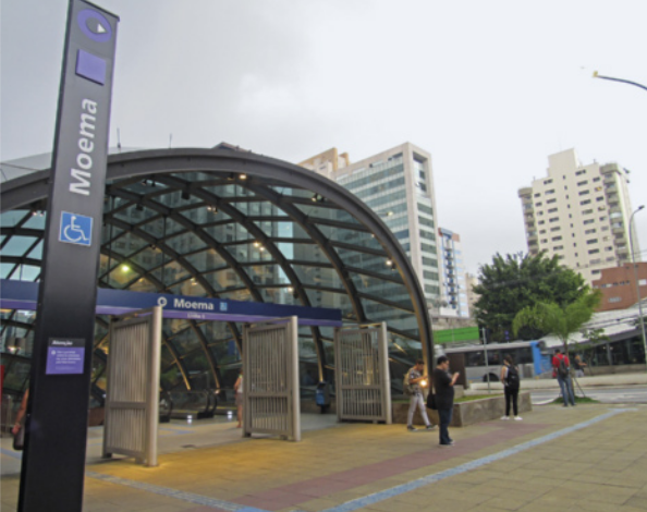 Foto indicando a entrada do metrô Moema. Nessa entrada, há uma cúpula de vidro.