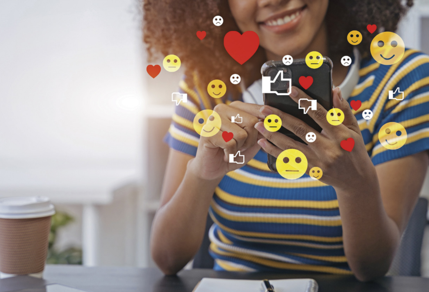 Foto de menina compartilhando emoticons.