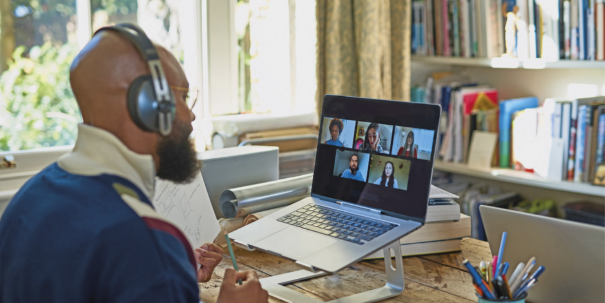 Foto de homem usando o notebook para fazer uma reunião remota.