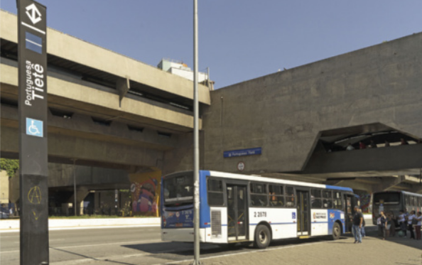 Foto indicando a entrada do metrô Portuguesa-Tietê. Essa estação é formada por grandes estruturas de concreto.