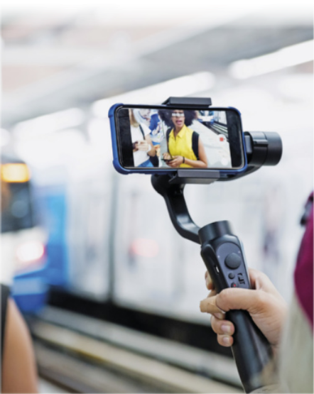 Foto de menina fazendo uma filmagem com o celular.