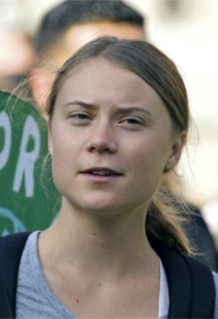 Foto de Greta Thunberg. Ela é uma menina branca e possui cabelo loiro.
