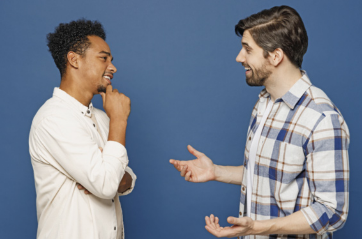 Foto de dois homens conversando.