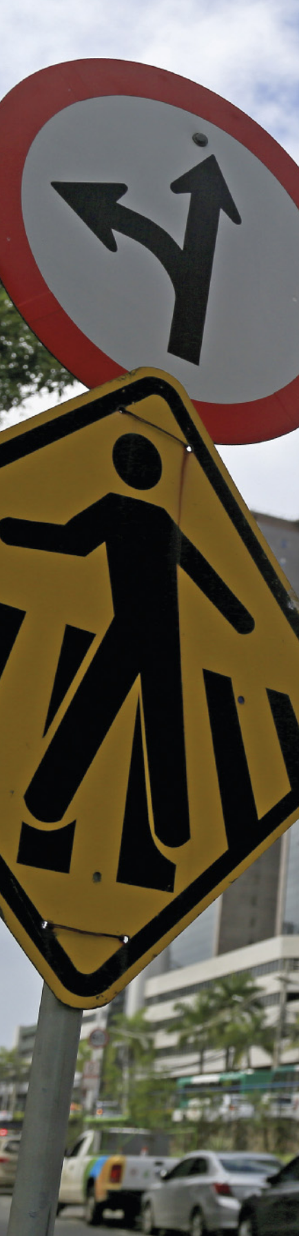 Placas sinalizando a faixa de pedestres e, também, a possibilidade de virar ou seguir em frente.