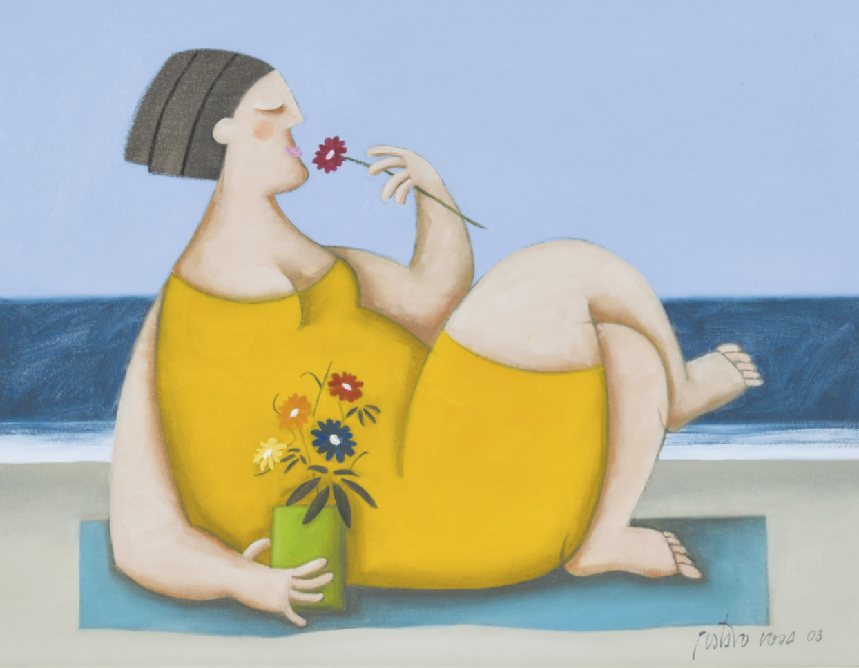 Imagem de uma mulher gorda. Ela está sentada sobre uma esteira e cheira uma flor.