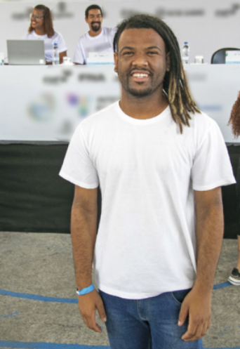 Foto de Rene Silva. Ele é um jovem negro e usa dreadlocks.